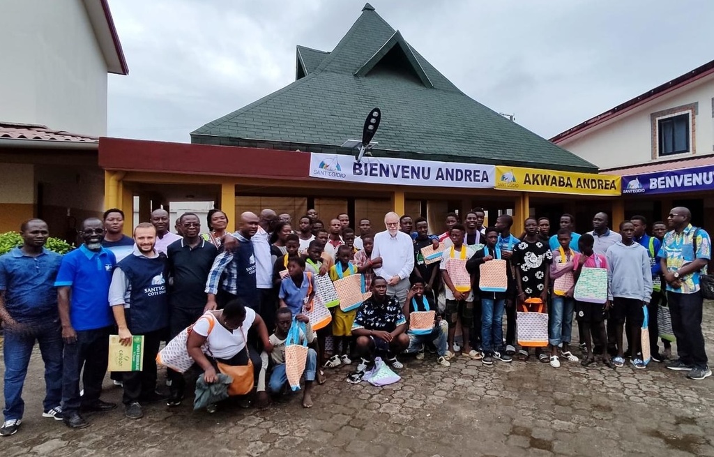 La visita di Andrea Riccardi in Costa d'Avorio comincia con l'incontro con i bambini di strada e i poveri senza dimora amici della Comunità